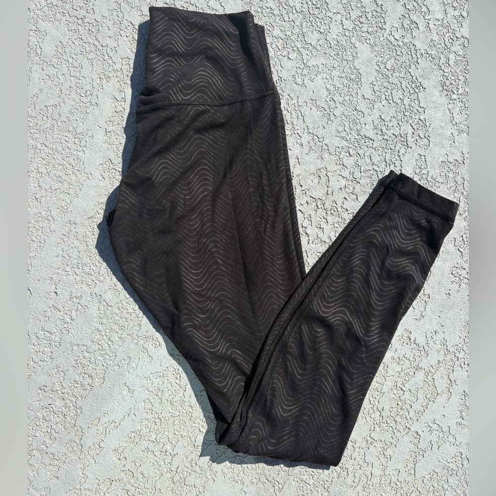 Lululemon align black wavy embossed size 6